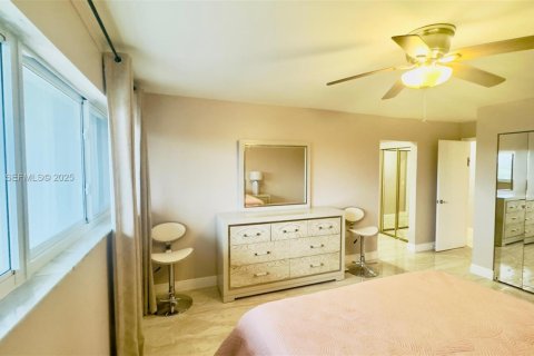 Condo in Hallandale Beach, Florida, 2 bedrooms  № 1992785 - photo 22