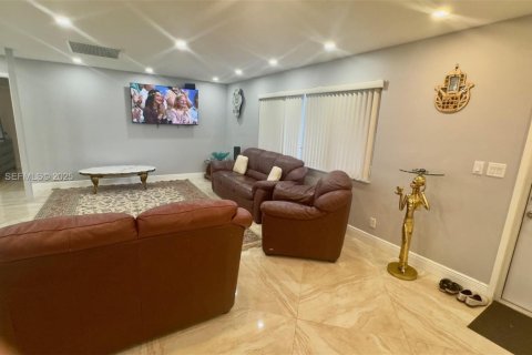Condo in Hallandale Beach, Florida, 2 bedrooms  № 1992785 - photo 10