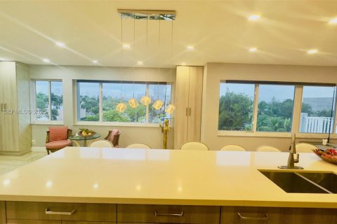 Condo in Hallandale Beach, Florida, 2 bedrooms  № 1992785 - photo 7