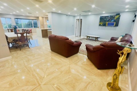 Condo in Hallandale Beach, Florida, 2 bedrooms  № 1992785 - photo 9