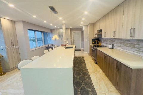 Condo in Hallandale Beach, Florida, 2 bedrooms  № 1992785 - photo 4