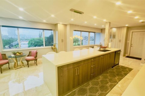 Condo in Hallandale Beach, Florida, 2 bedrooms  № 1992785 - photo 1