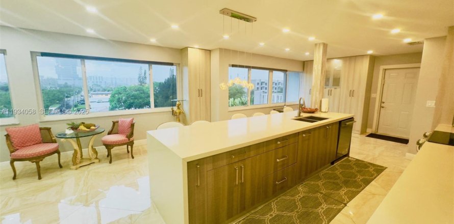 Condo in Hallandale Beach, Florida, 2 bedrooms  № 1992785