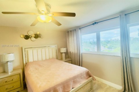Condo in Hallandale Beach, Florida, 2 bedrooms  № 1992785 - photo 25