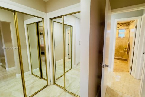 Condo in Hallandale Beach, Florida, 2 bedrooms  № 1992785 - photo 27