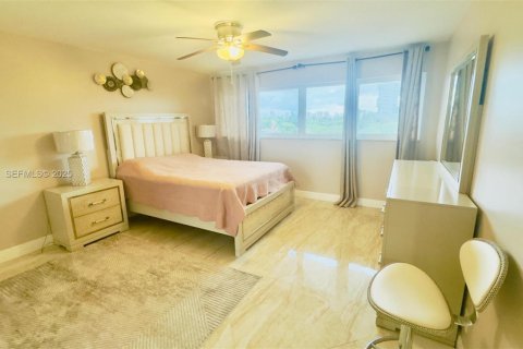 Condo in Hallandale Beach, Florida, 2 bedrooms  № 1992785 - photo 20