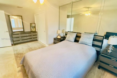 Condo in Hallandale Beach, Florida, 2 bedrooms  № 1992785 - photo 17