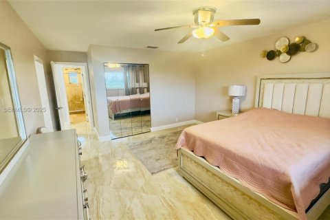 Condo in Hallandale Beach, Florida, 2 bedrooms  № 1992785 - photo 24