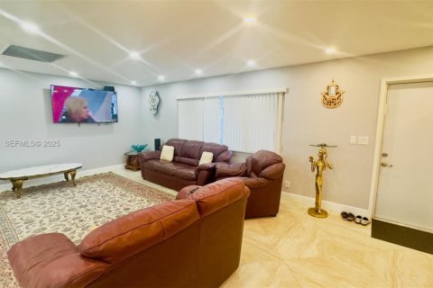 Condo in Hallandale Beach, Florida, 2 bedrooms  № 1992785 - photo 15