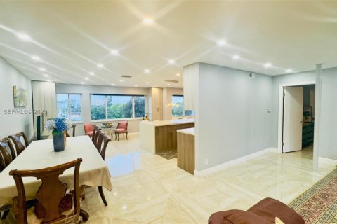 Condo in Hallandale Beach, Florida, 2 bedrooms  № 1992785 - photo 13