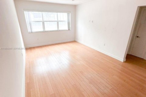 Apartamento en alquiler en Miami, Florida, 2 dormitorios, 65.03 m2 № 2032874 - foto 4