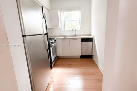 Apartamento en alquiler en Miami, Florida, 2 dormitorios, 65.03 m2 № 2032874 - foto 5