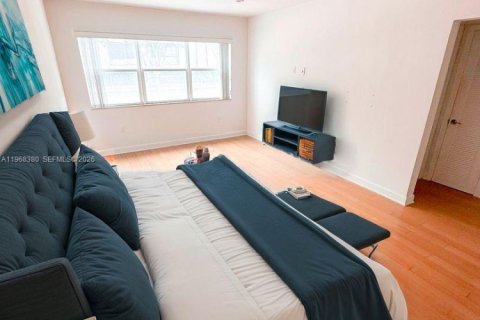 Apartamento en alquiler en Miami, Florida, 2 dormitorios, 65.03 m2 № 2032874 - foto 3