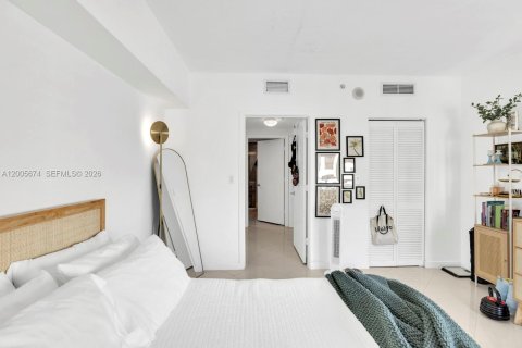 Condo in Miami, Florida, 2 bedrooms  № 2069645 - photo 14