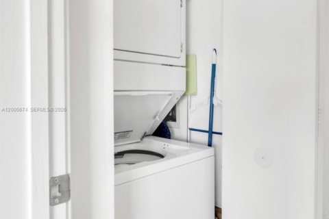 Condo in Miami, Florida, 2 bedrooms  № 2069645 - photo 16