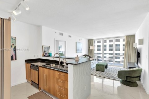 Condo in Miami, Florida, 2 bedrooms  № 2069645 - photo 2