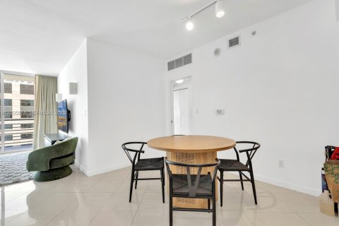 Condo in Miami, Florida, 2 bedrooms  № 2069645 - photo 3