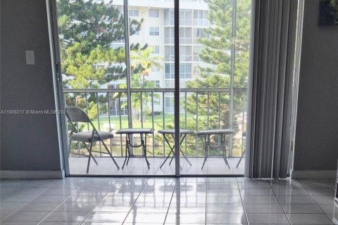 Copropriété à louer à Aventura, Floride: 1 chambre, 71.35 m2 № 1964159 - photo 4