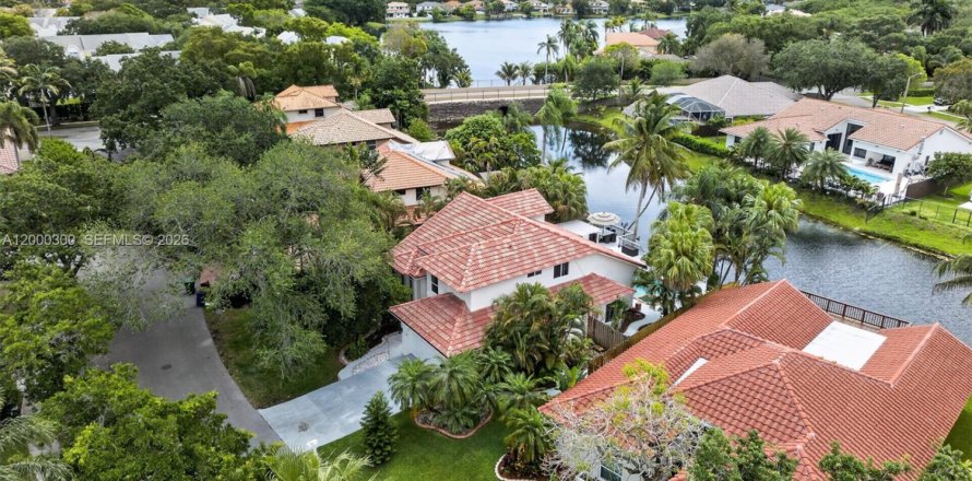 House in Cooper City, Florida 4 bedrooms, 234.49 sq.m. № 2069439