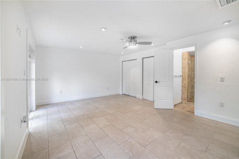 Villa ou maison à vendre à Miami, Floride: 5 chambres, 190.45 m2 № 1882527 - photo 16