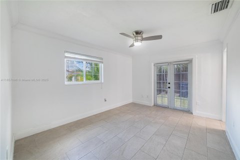 Villa ou maison à vendre à Miami, Floride: 5 chambres, 190.45 m2 № 1882527 - photo 4