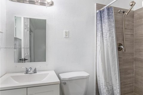 Villa ou maison à vendre à Miami, Floride: 5 chambres, 190.45 m2 № 1882527 - photo 6