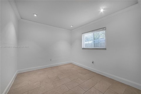 Villa ou maison à vendre à Miami, Floride: 5 chambres, 190.45 m2 № 1882527 - photo 11