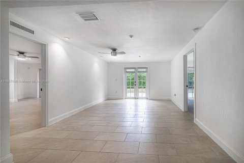 Villa ou maison à vendre à Miami, Floride: 5 chambres, 190.45 m2 № 1882527 - photo 19