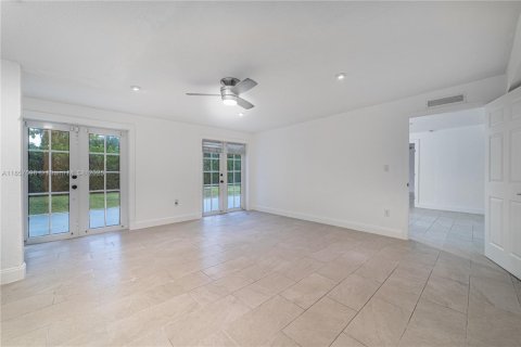 Villa ou maison à vendre à Miami, Floride: 5 chambres, 190.45 m2 № 1882527 - photo 14