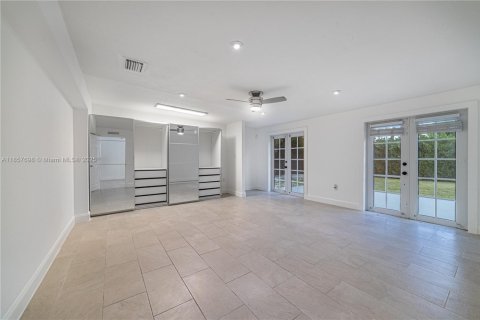 Villa ou maison à vendre à Miami, Floride: 5 chambres, 190.45 m2 № 1882527 - photo 13