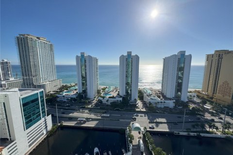 Condominio en alquiler en Sunny Isles Beach, Florida, 3 dormitorios, 217.39 m2 № 1953431 - foto 3