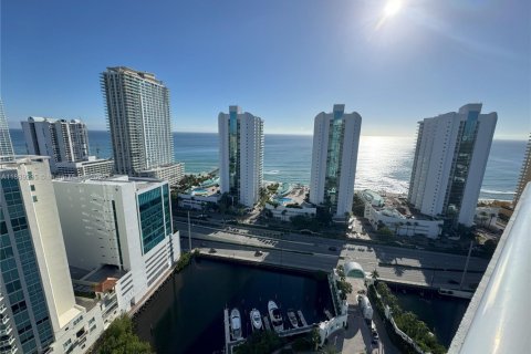 Condominio en alquiler en Sunny Isles Beach, Florida, 3 dormitorios, 217.39 m2 № 1953431 - foto 2