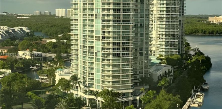 Condominio en Sunny Isles Beach, Florida, 3 dormitorios  № 1953431
