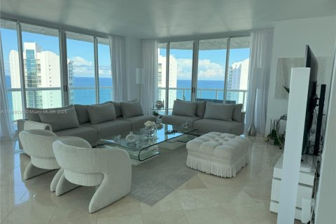 Condominio en alquiler en Sunny Isles Beach, Florida, 3 dormitorios, 217.39 m2 № 1953431 - foto 15