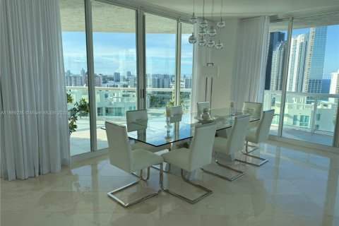 Condominio en alquiler en Sunny Isles Beach, Florida, 3 dormitorios, 217.39 m2 № 1953431 - foto 17