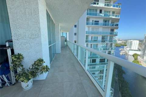 Condominio en alquiler en Sunny Isles Beach, Florida, 3 dormitorios, 217.39 m2 № 1953431 - foto 12