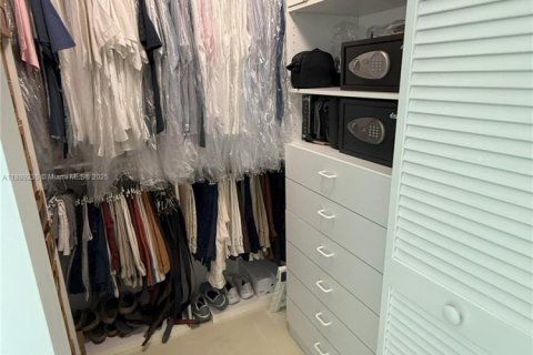 Condominio en alquiler en Sunny Isles Beach, Florida, 3 dormitorios, 217.39 m2 № 1953431 - foto 28