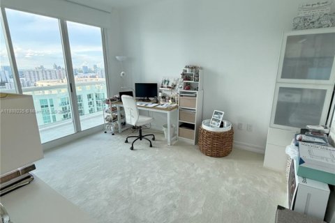 Condominio en alquiler en Sunny Isles Beach, Florida, 3 dormitorios, 217.39 m2 № 1953431 - foto 25