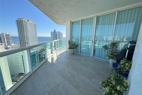 Condominio en alquiler en Sunny Isles Beach, Florida, 3 dormitorios, 217.39 m2 № 1953431 - foto 10
