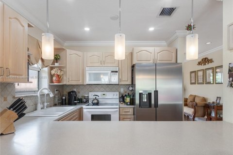House in Miami, Florida 3 bedrooms, 151.9 sq.m. № 1941793 - photo 15
