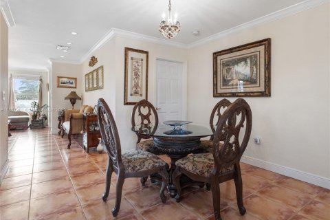 House in Miami, Florida 3 bedrooms, 151.9 sq.m. № 1941793 - photo 9