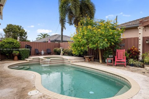 House in Miami, Florida 3 bedrooms, 151.9 sq.m. № 1941793 - photo 2