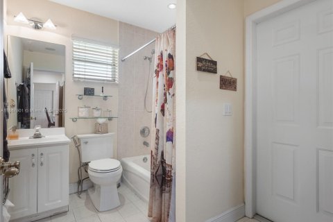 House in Miami, Florida 3 bedrooms, 151.9 sq.m. № 1941793 - photo 16