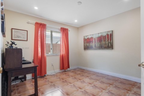 House in Miami, Florida 3 bedrooms, 151.9 sq.m. № 1941793 - photo 23