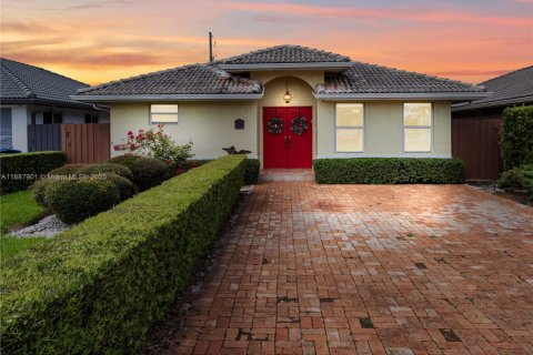 House in Miami, Florida 3 bedrooms, 151.9 sq.m. № 1941793 - photo 1