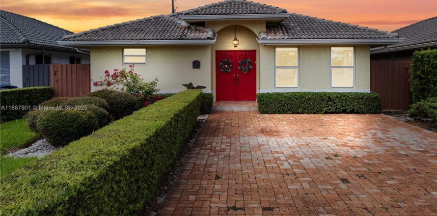 House in Miami, Florida 3 bedrooms, 151.9 sq.m. № 1941793