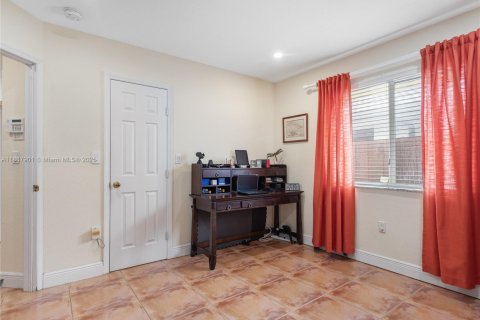 House in Miami, Florida 3 bedrooms, 151.9 sq.m. № 1941793 - photo 22