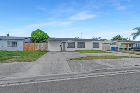 Casa en venta en Hollywood, Florida, 4 dormitorios, 119.84 m2 № 2056813 - foto 3