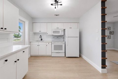Apartment in Cape Coral, Florida 2 bedrooms, 74.32 sq.m. № 2095620 - photo 9