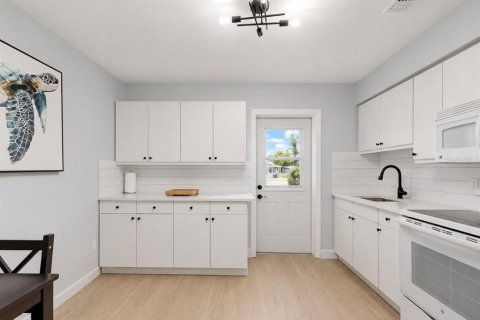 Apartment in Cape Coral, Florida 2 bedrooms, 74.32 sq.m. № 2095620 - photo 8